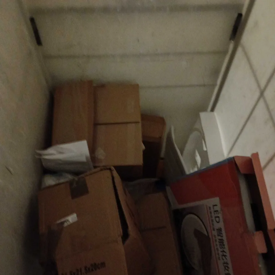 CAGE OF APPROXIMATELY 12 ASSORTED ITEMS INCLUDING: LIGHTSHADE, MEASURING BOARD AND GLITTER TOILET SEAT