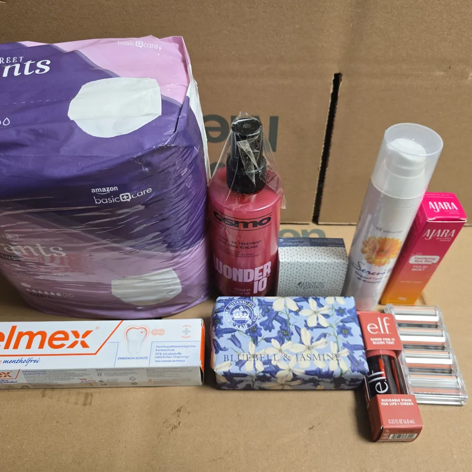 APPROXIMATELY 15 ASSORTED HEALTH & BEAUTY PRODUCTS TO INCLUDE RAZOR HEADS, ELMEX AND NO7