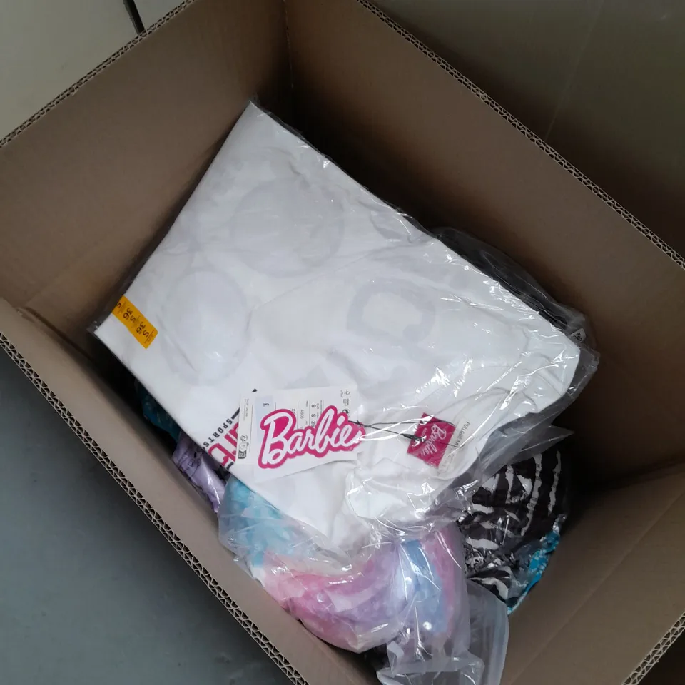 BOX OF APPROX 10 X ASSORTED HOUSEHOLD CLOTHING ITEMS TO INCLUDE; GLOVES, DRESSES, SHIRT ETC 