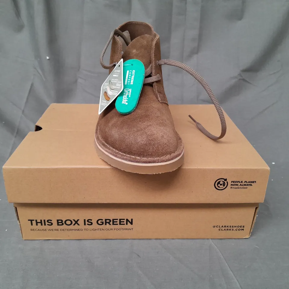 BOXED PAIR OF CLARKS BUSHACRE 3 SHOES IN SAND SUEDE UK SIZE 9