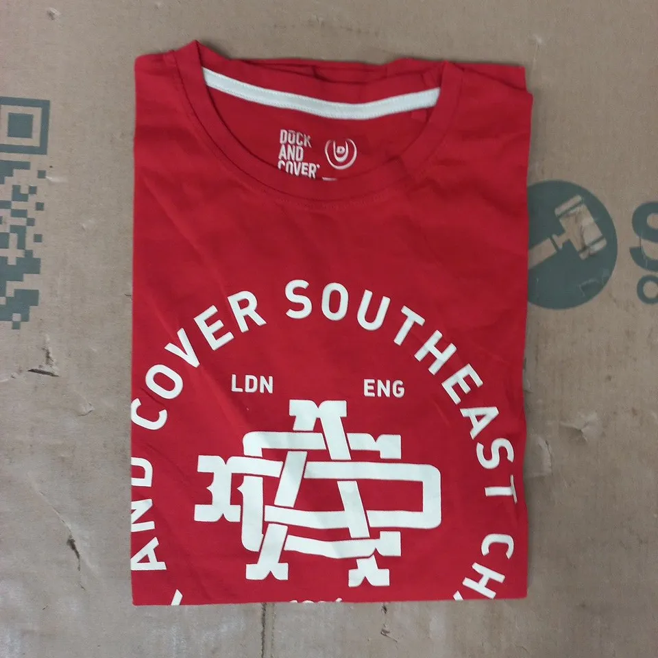 DUCK AND COVER SHORT SLEEVE T-SHIRT IN RED SIZE MEDIUM