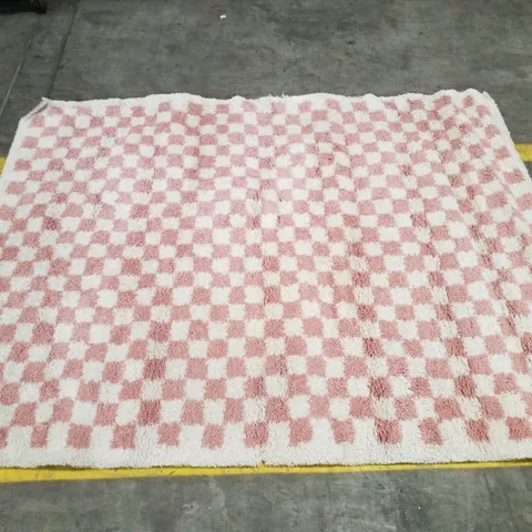 QUALITY DESIGNER EBERN DESIGNS SHAGGY CHEQUERED RUG IN PINK/WHITE - 160×213CM
