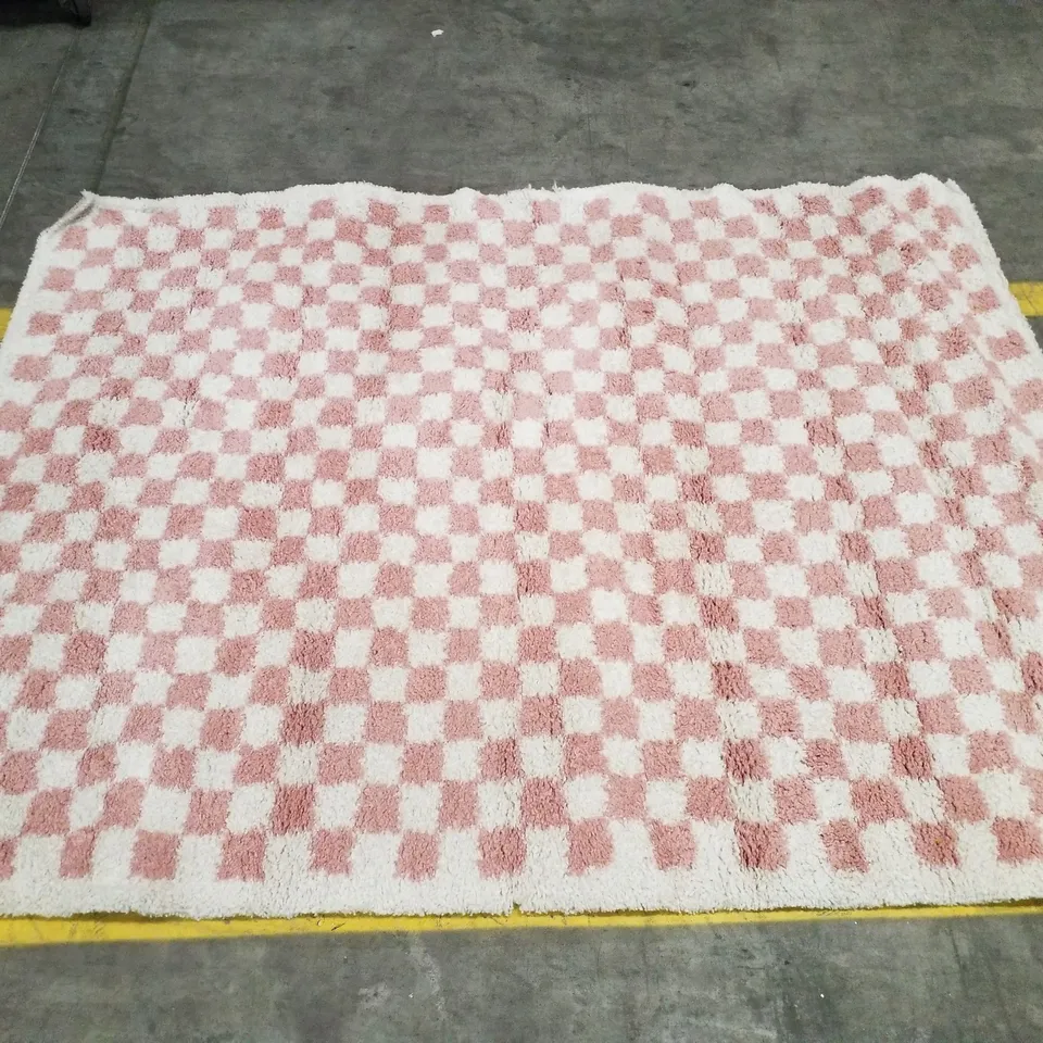 QUALITY DESIGNER EBERN DESIGNS SHAGGY CHEQUERED RUG IN PINK/WHITE - 160×213CM