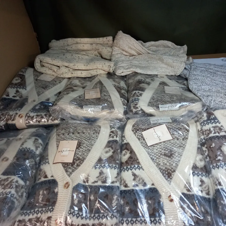 LOT OF APPROX 10 ASSORTED CLOTHING ITEMS IN VARIOUS SIZES