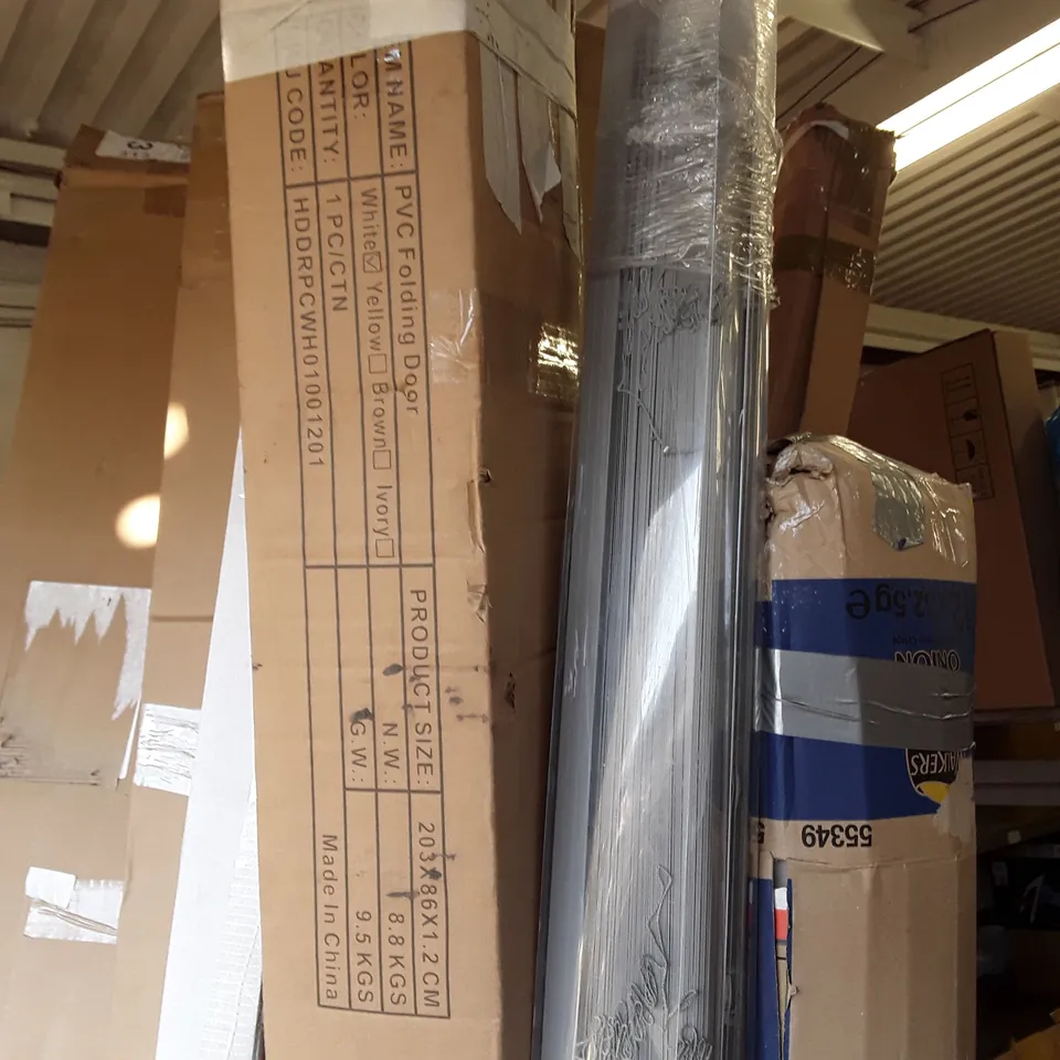 LOT OF APPROXIMATELY 11 ASSORTED ITEMS TO INCLUDE PIC FOLDING DOORS, BAMBOO SCREENING AND 60M CLOTHING AIRER / COLLECTION ONLY