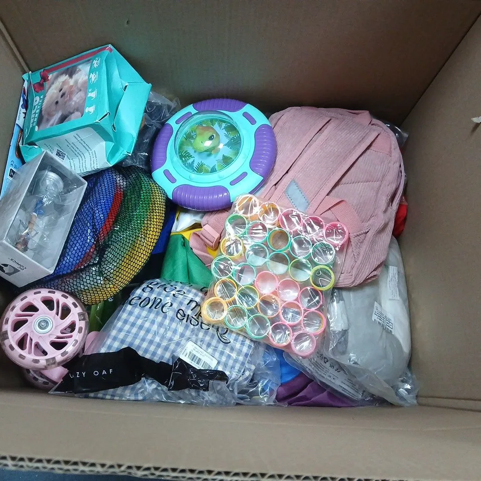 LARGE QUANTITY OF ASSORTED TOYS AND GAMES TO INCLUDE MONEY MATCH CAFE, NERF BALLOONS AND DRESS UP ITEMS