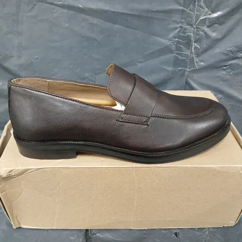 BOXED PAIR OF MOSS BROWN MODERN LEATHER LOAFERS - UK SIZE 9