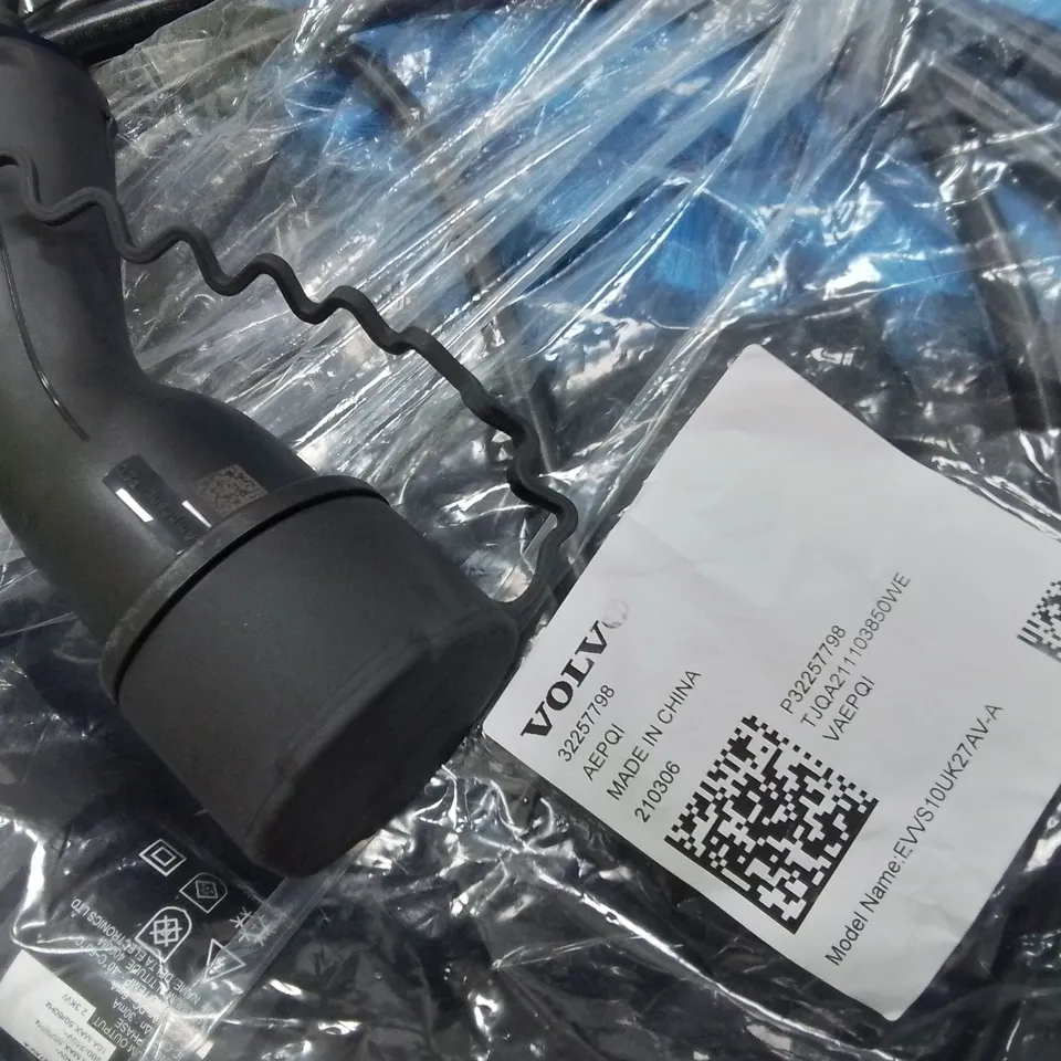 LARGE QUANTITY OF ASSORTED AUTOMOTIVE AND VEHICLE PARTS TO INCLUDE CAR COVERS, VOLVO E-CHARGER CABLE, WIND SCREEN WIPER AND GLOVE BOX