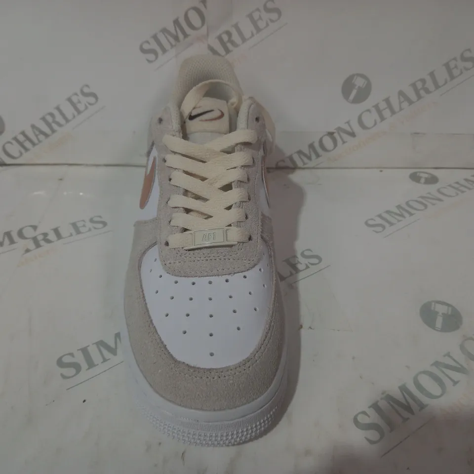 BOXED PAIR OF NIKE AIR FORCE 1 '07 SHOES IN WHITE/CLAY UK SIZE 4.5