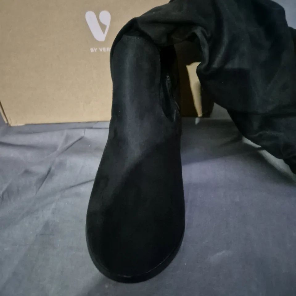 BOXED PAIR OF VERY HIGH BOOTS IN BLACK - 9