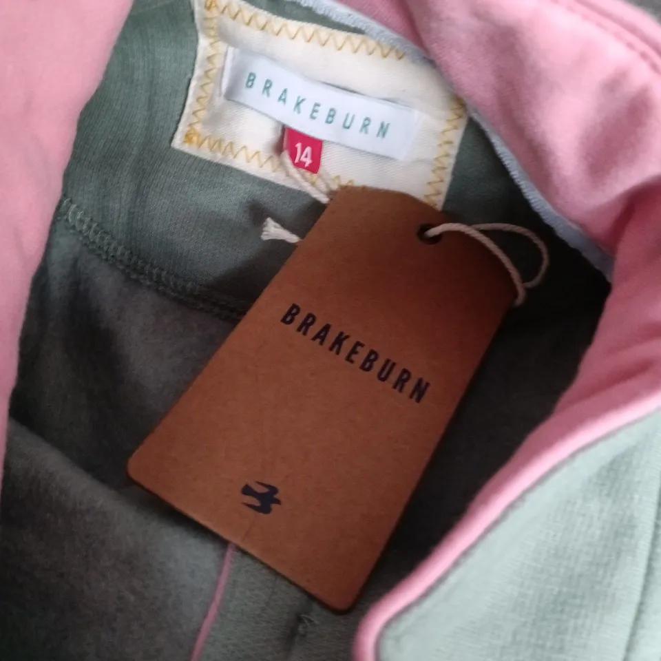 BRAKEBURN WOMEN'S ENGINEERED STRIPE QUARTER ZIP TOP – GREEN WITH PINK TRIM, UK 14