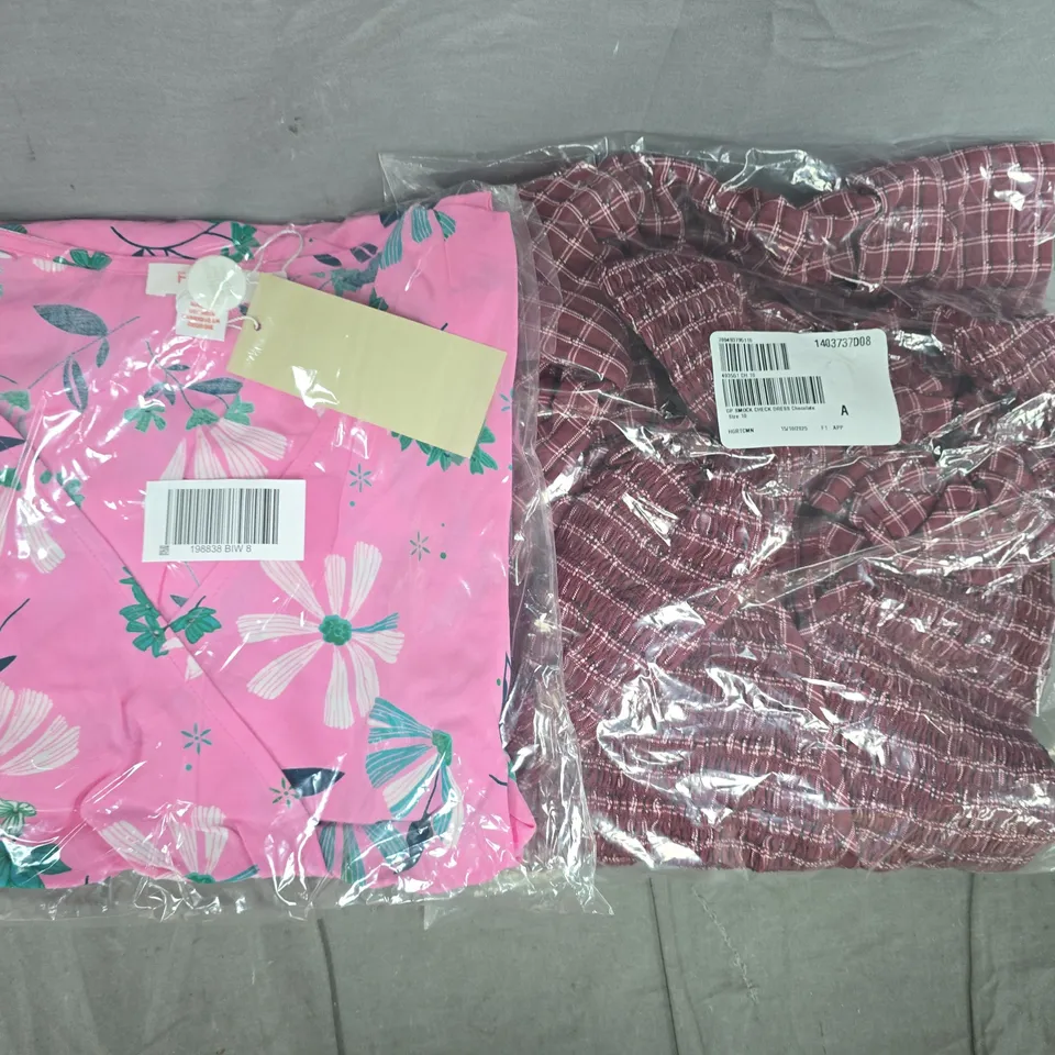 BOX OF APPROXIMATELY 20 ASSORTED CLOTHING AND FASHION ITEMS IN VARIOUS STYLES, SIZES, AND COLOURS - COLLECTION ONLY