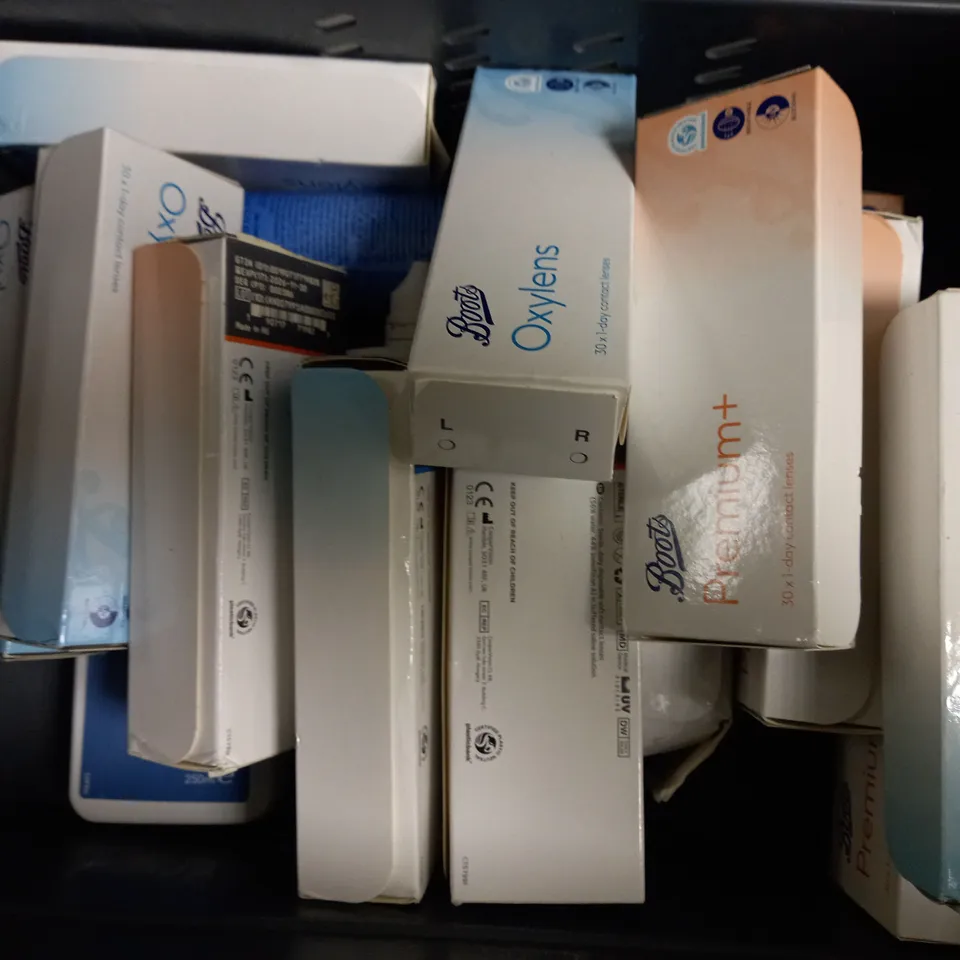 APPROXIMATLEY 20 ASSORTED BOOTS CONTACT LENS PRODUCTS TO INCLUDE MULTIPURPOSE SOLUTION, PROTECT PLATINUM 30PCS 1-DAY TORIC CONTACT LENSES 