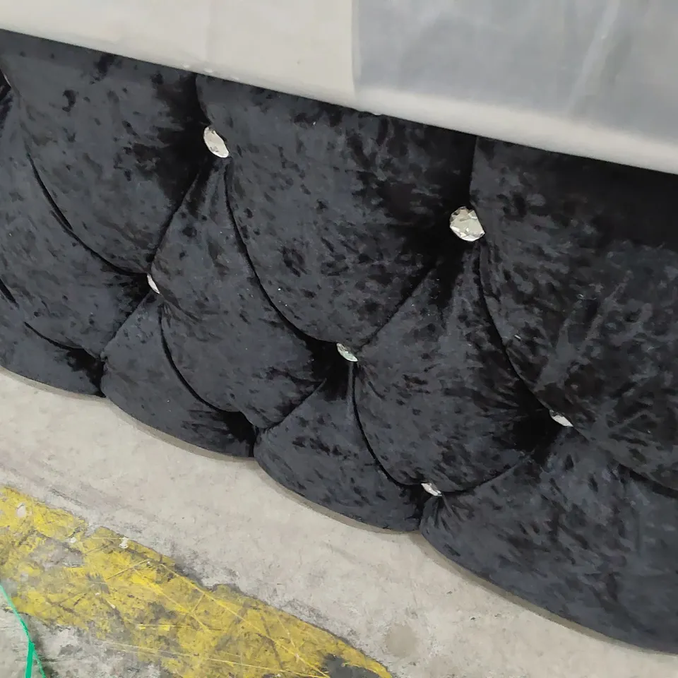BAGGED 5' KINGSIZE DIVAN BED, COMPRISING MATTRESS, BUTTON PLUSH BLACK FABRIC BASE & STUDDED HEADBOARD 