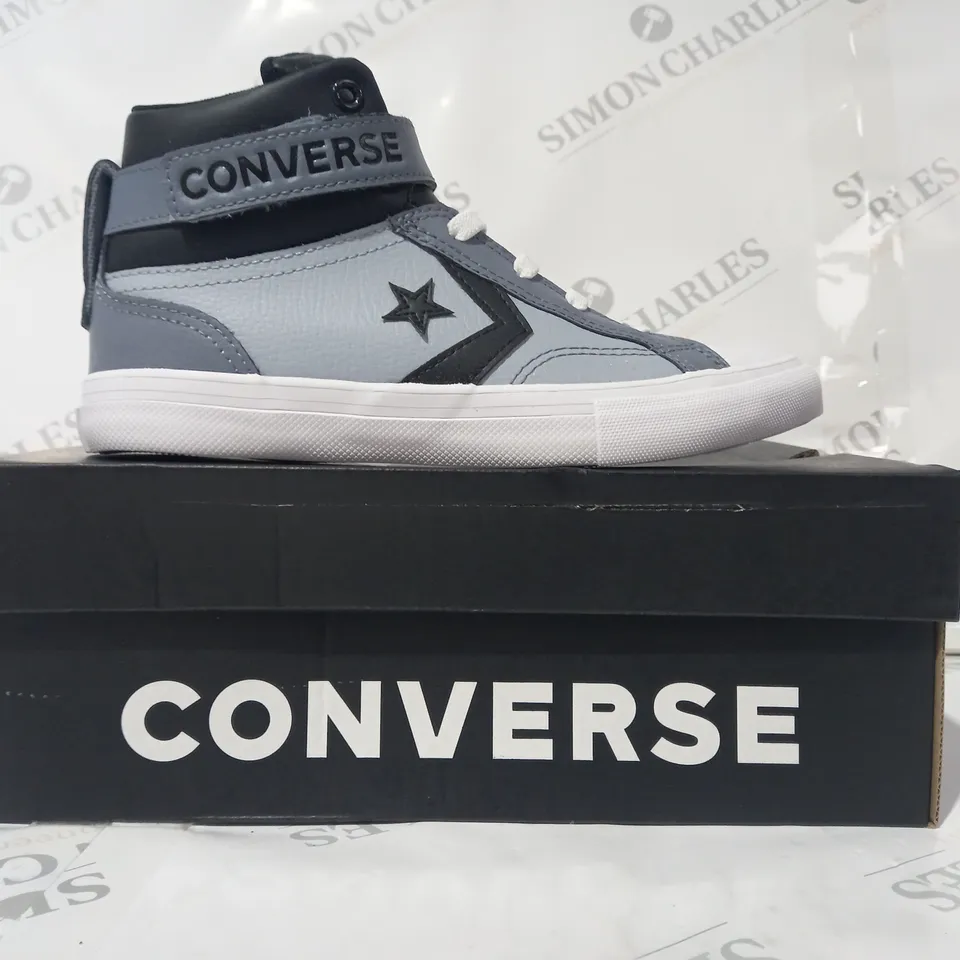 BOXED PAIR OF CONVERSE SHOES IN BLUE/BLACK UK SIZE 2.5