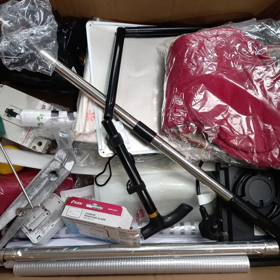 BOX OF APPROXIMATELY 15 ASSORTED ITEMS TO INCLUDE - DISPLAY RACK - OXO GOOD GRIPS - BIG PEG ECT