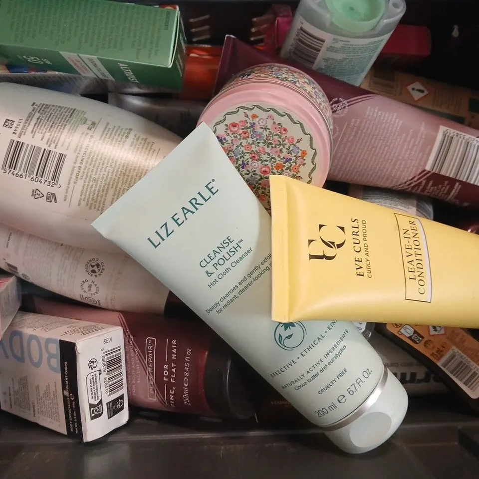 APPROXIMATELY 15 ASSORTED HEALTH & BEAUTY PRODUCTS TO INCLUDE LIZ EARLE HOT CLOTH CLEANSER, HEATH REPAIR SERUM, AVEENO BODY LOTION, ETC - COLLECTION ONLY