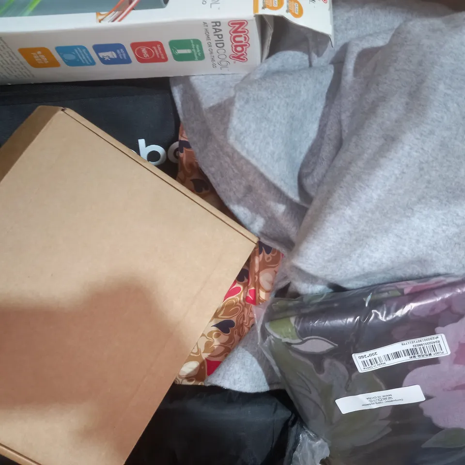 BOX OF APPROXIMATELY 15 ASSORTED HOUSEHOLD ITEMS TO INCLUDE CLEVER KIDS PLATE, BABY GLASS BOTTLE, ETC