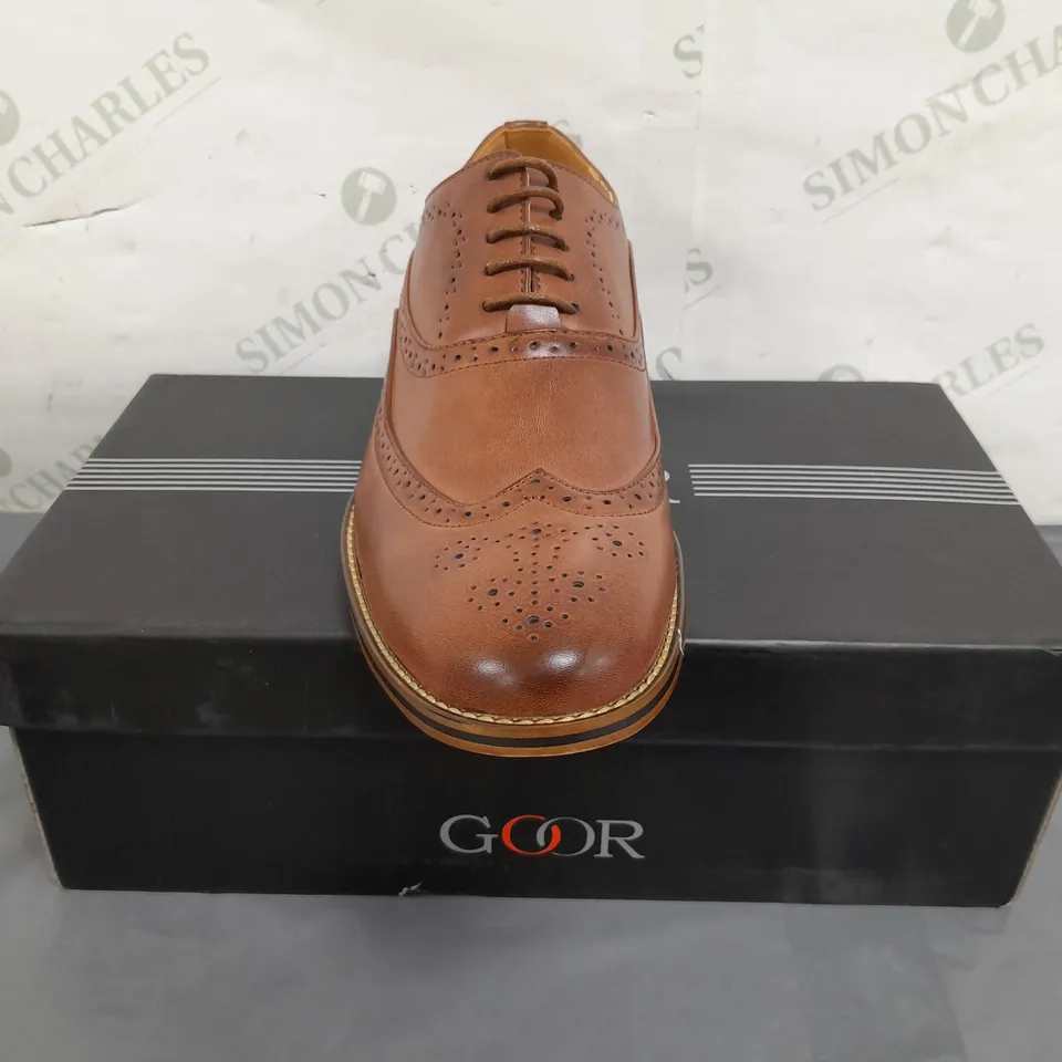BOXED PAIR OF GOOR LACE UP SHOES IN BROWN SIZE 9