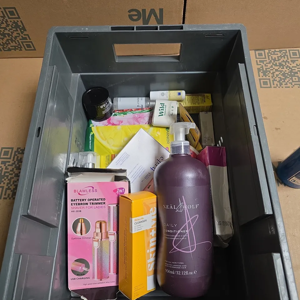 TOTE OF APPROXIMATELY 12 ASSORTED COSMETICS TO INCLUDE: REDKEN EXTREME SHAMPOO