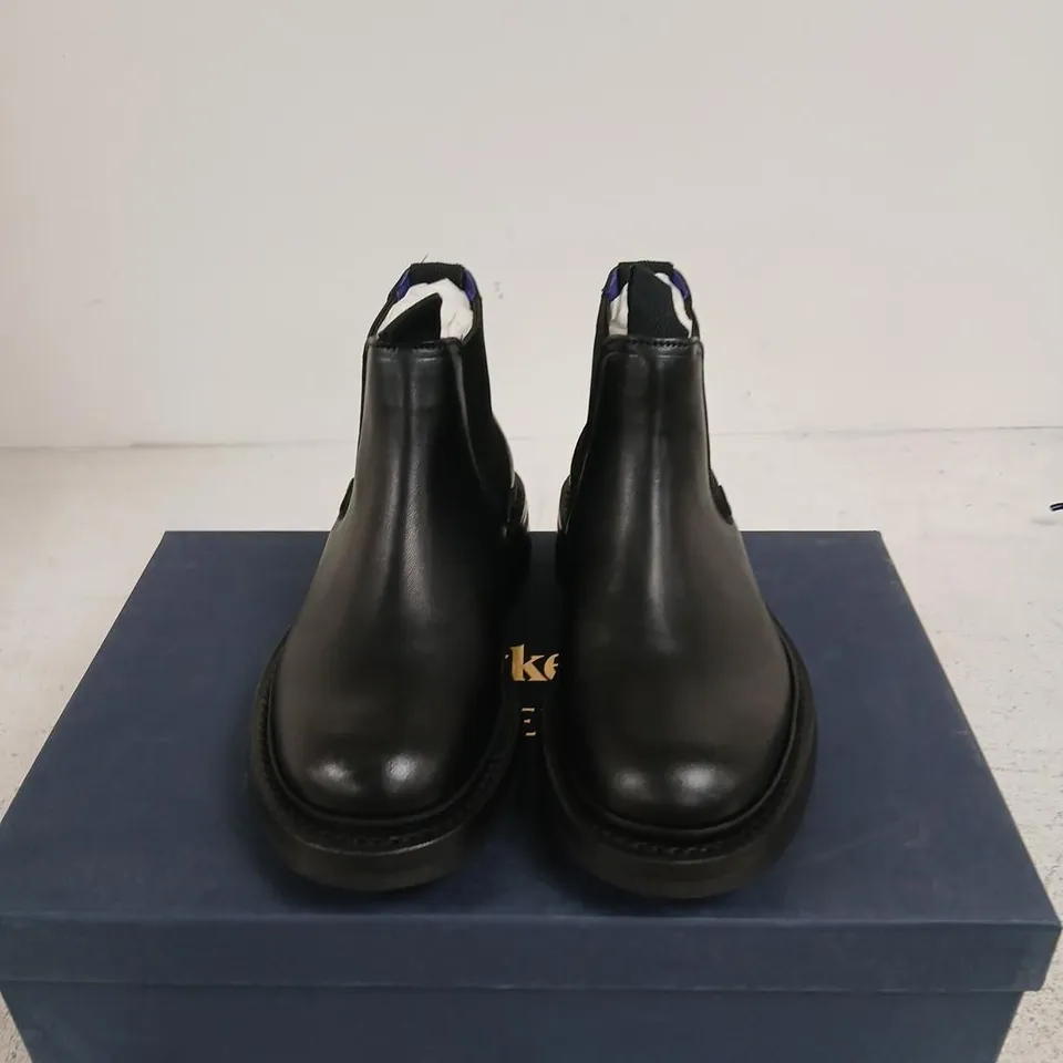 TRICKER'S FOR BURBERRY ANKLE BOOTS – BLACK LEATHER CHELSEA BOOT WITH RUBBER SOLE