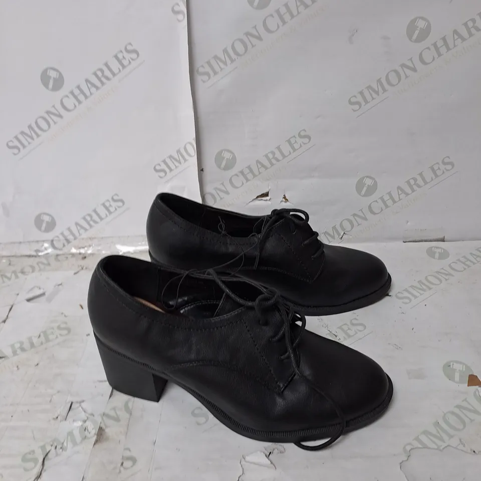 APPROXIMATELY 10 PAIRS OF GEORGE FABULOUS FOOTWEAR BLOCK HEEL SUIT SHOE IN BLACK 