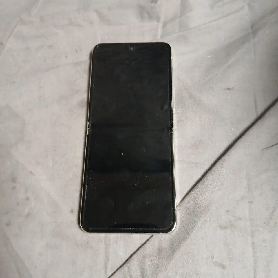 Samsung Galaxy Flip 6 Smartphone 