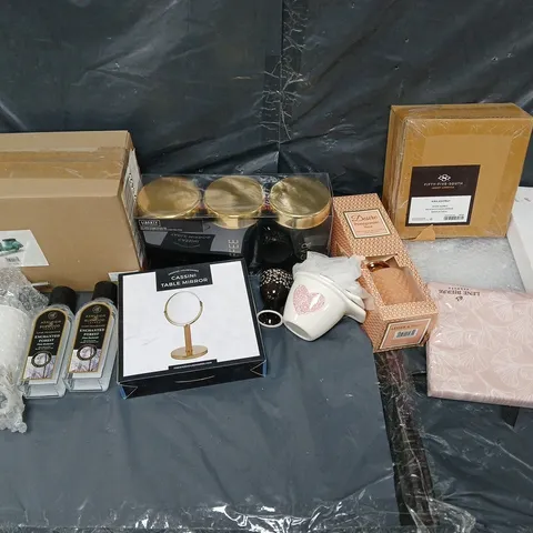 LARGE BOX OF APPROXIMATELY 15 ASSORTED HOUSEHOLD GOODS TO INCLUDE TABLE MIRROR, MEASURING CUPS, AND PHOTO FRAMES ETC. 