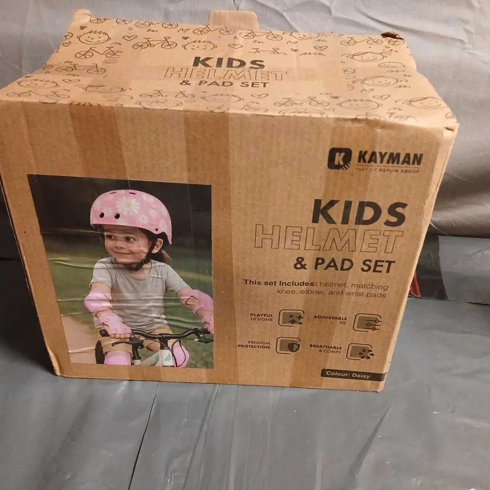 KAYMAN KIDS HELMET & PAD SET – COLOUR DAISY, BOXED