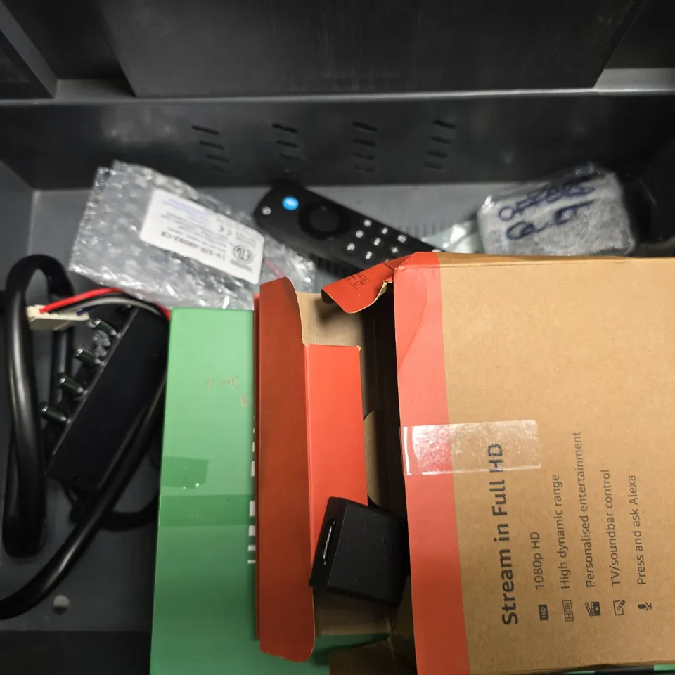 APPROXIMATELY 4 ASSORTED ITEMS TO INCLUDE - CASIO CALCULATOR , THIN ELECTRONIC SCALE , BOOMPODS ZERO SPEAKER ETC