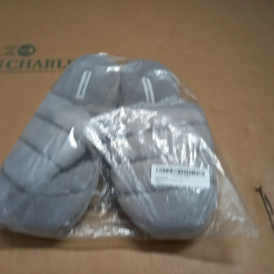PAIR OF DOROTHY PERKINS HARBOUR FAUX FUR SLIPPERS IN GREY - M