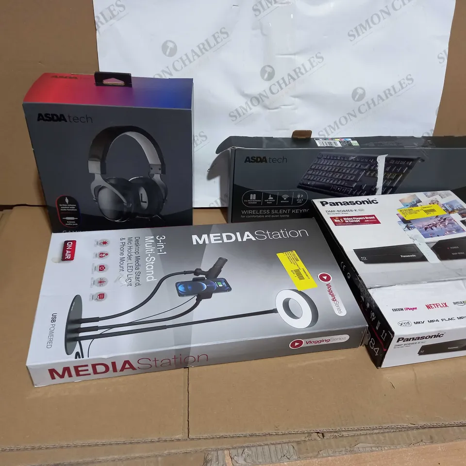 BOX OF APPROXIMATELY 15 ASSORTED ITEMS TO INCLUDE A 3IN1 MULTI-STRAND, A GAMING HEADSET, A WIRELESS SILENT KEYBOARD AND A BLUERAY DISC PLAYER