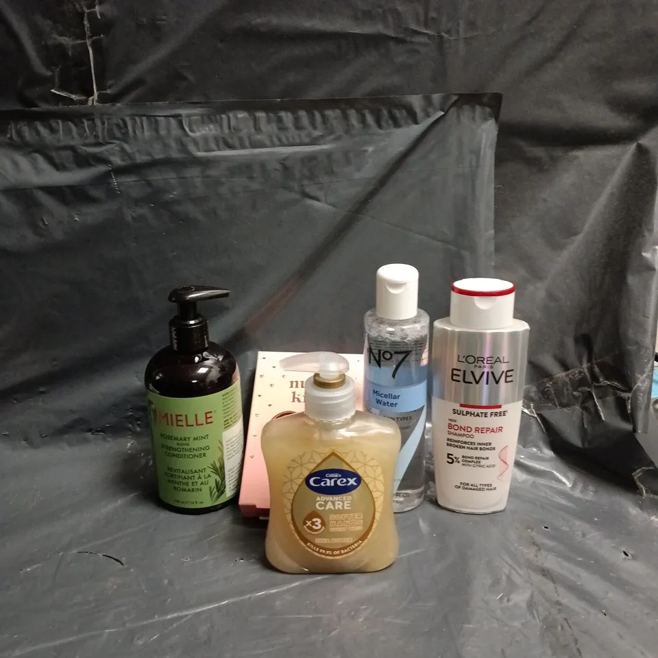 APPROXIMATELY 15 ASSORTED ITEMS OF COSMETICS INCLUDING LOREAL ELVIVE BOND REPAIR SHAMPOO, NO 7 MICELLA WATER, CAREX HAND WASH AND NUDE KISS LIP GLOSS
