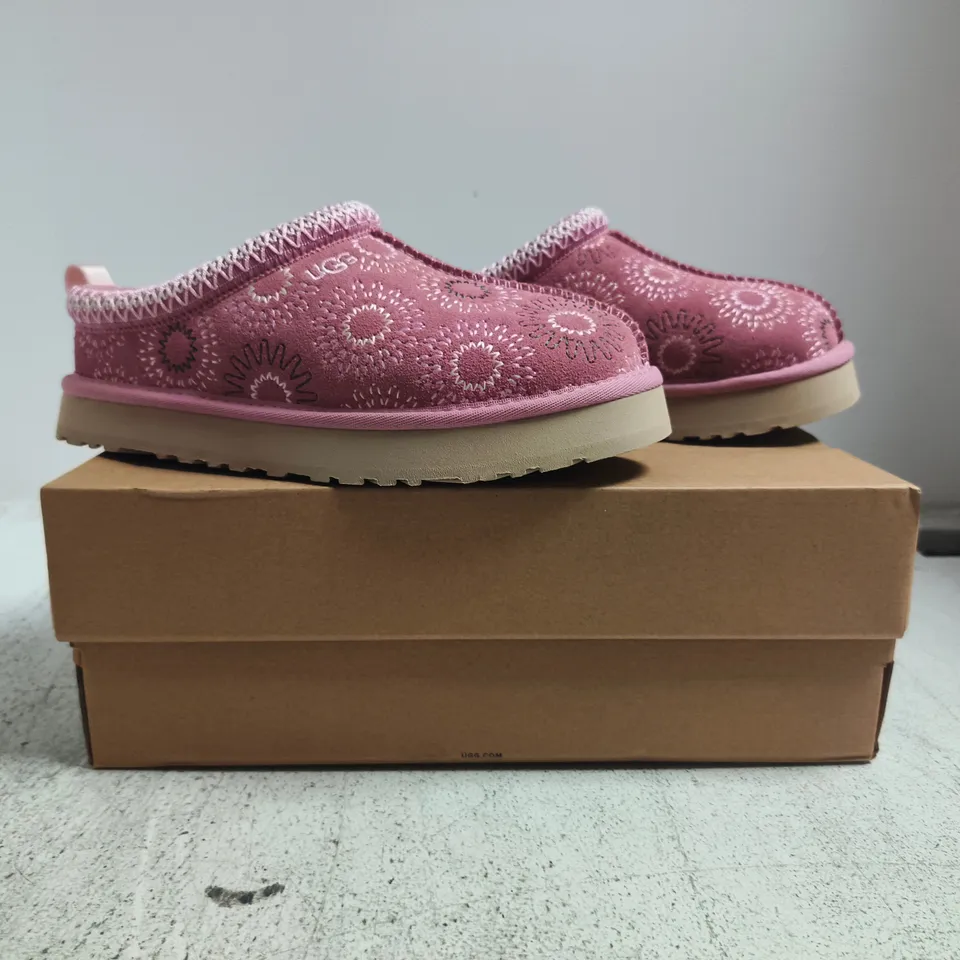 BOXED PAIR OF UGG K TAZZ SUN STITCH SHOES IN PINK SIZE UK 3