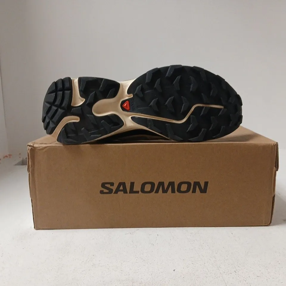 BOXED PAIR OF SALOMON XT-6 TRAINERS IN QUARRY/BLEACHED SAND/CUMIN SIZE UK 6