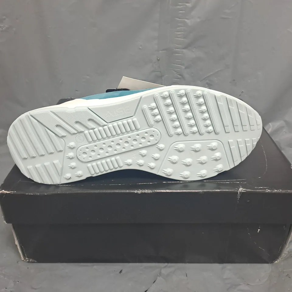 BOXED PAIR OF AISE NEXO WAVE SHOES IN WHITE / BLUE SIZE UK 8