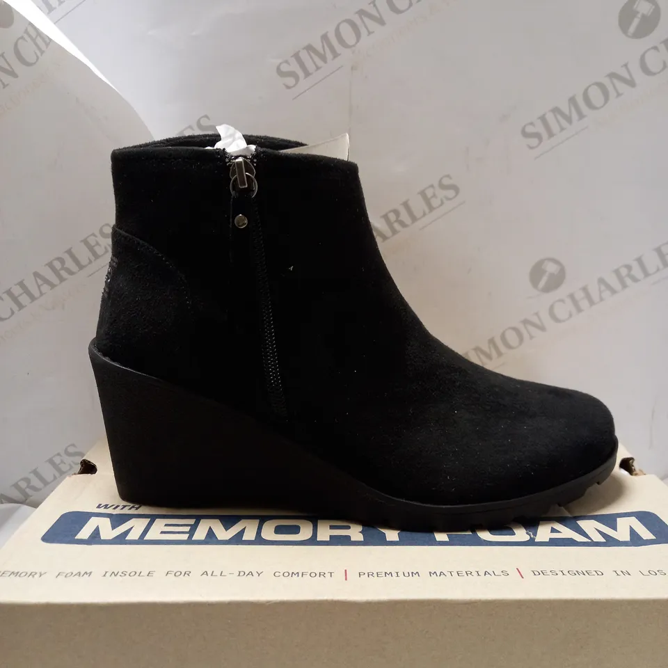 SKETCHERS TUMBLE WEED BOOTS  - SIZE 6