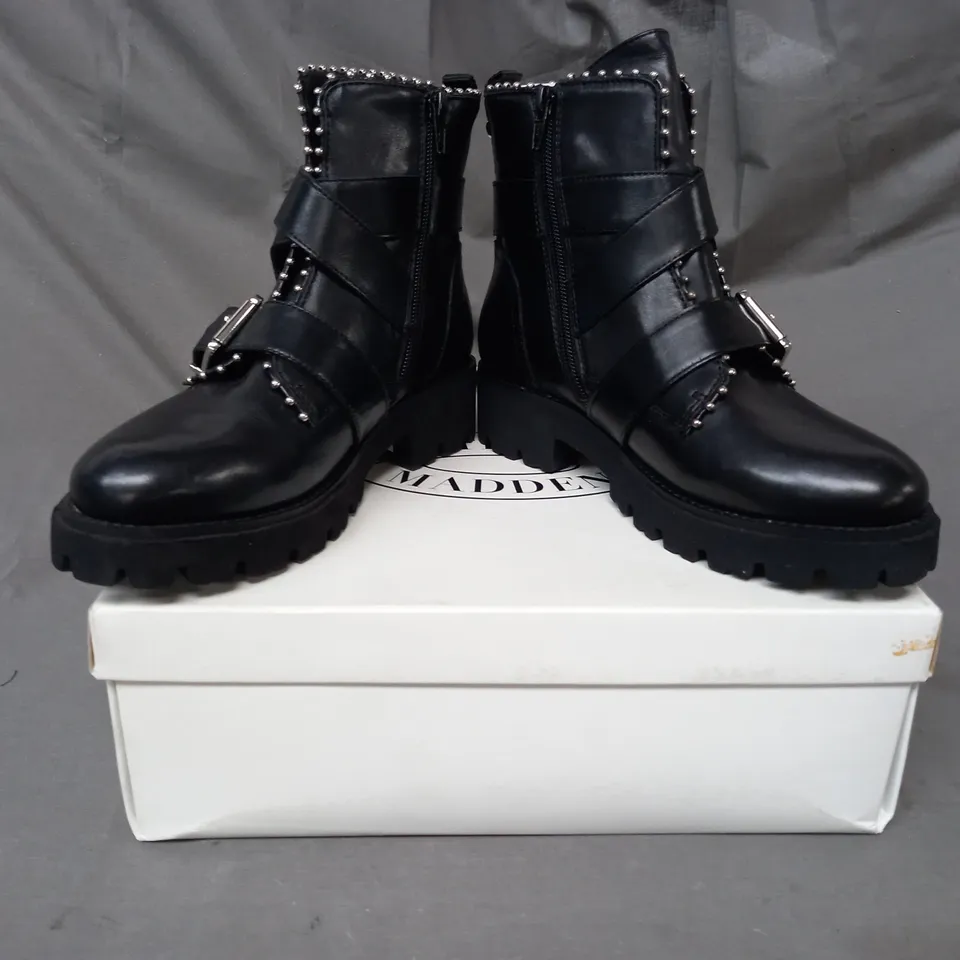 BOXED PAIR OF STEVE MADDEN HOOFY LEATHER ANKLE BOOTS IN BLACK EU SIZE 36