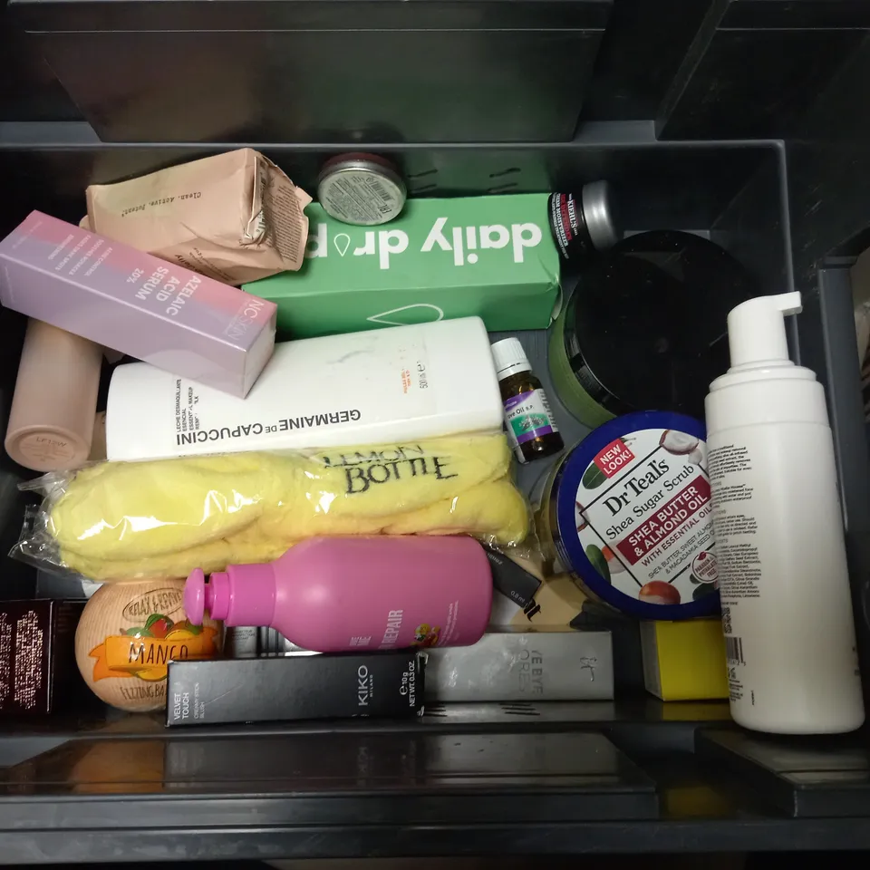 BOX OF APPROXIMATELY 20 COSMETIC ITEMS TO INCLUDE - PLOUISE MOISTURISER - GARNIER BRIGHTENING SERUM - SANCTUARY SPA HAND WASH AND LOTION - ETC 