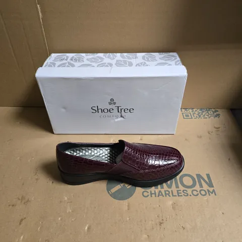 SHOE TREE COMFORT BURGUNDY CROCODILE-EMBOSSED SLIP-ON LOAFERS - UK SIZE 5