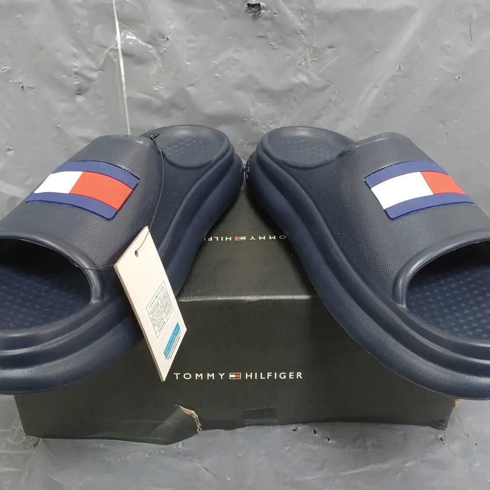 BOXED TOMMY HILFIGER FOAM SLIDES IN NAVY - 40/41