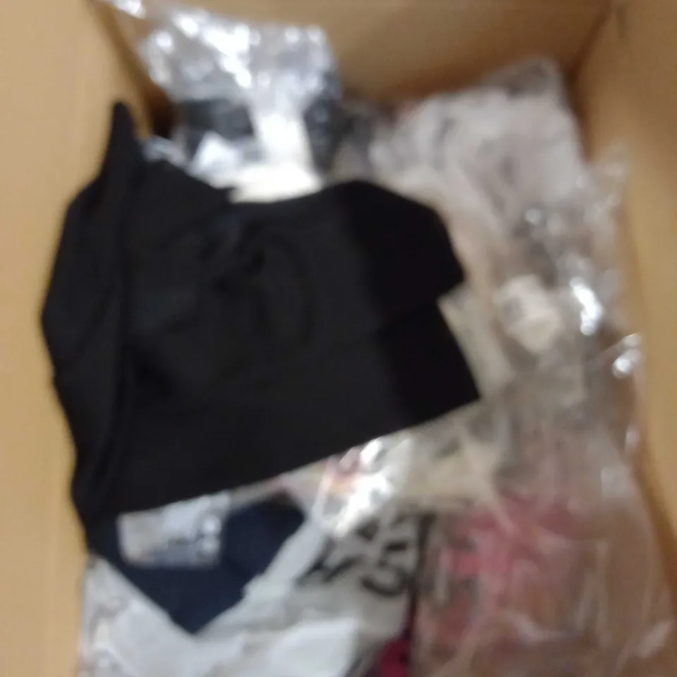BOX OF APPROX 35 ASSORTED CLOTHING ITEMS TO INCLUDE - DRESSES, T-SHIRTS AND TROUSERS
