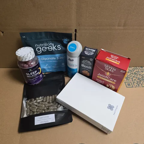 APPROXIMATELY 12 ASSORTED VITAMIN/HEALTH AID PRODUCTS TO INCLUDE NUTRITION GEEKS MAGNESIUM, SEVEN SEAS JOINTCARE, DAYNEE SLEEP MELATONIN GUMMIES, ETC - COLLECTION ONLY