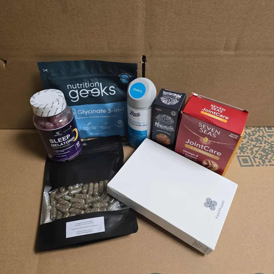 APPROXIMATELY 12 ASSORTED VITAMIN/HEALTH AID PRODUCTS TO INCLUDE NUTRITION GEEKS MAGNESIUM, SEVEN SEAS JOINTCARE, DAYNEE SLEEP MELATONIN GUMMIES, ETC - COLLECTION ONLY