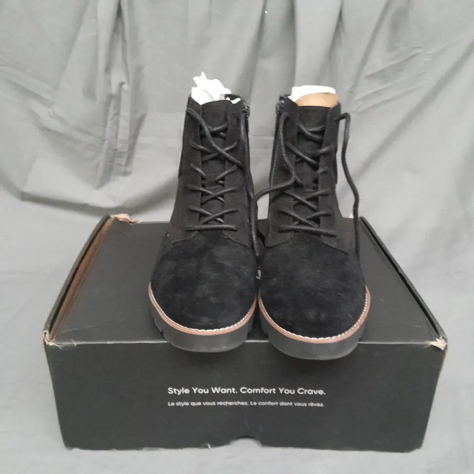BOXED PAIR OF VIONIC LARSON LACE UP BOOTS SIZE 8
