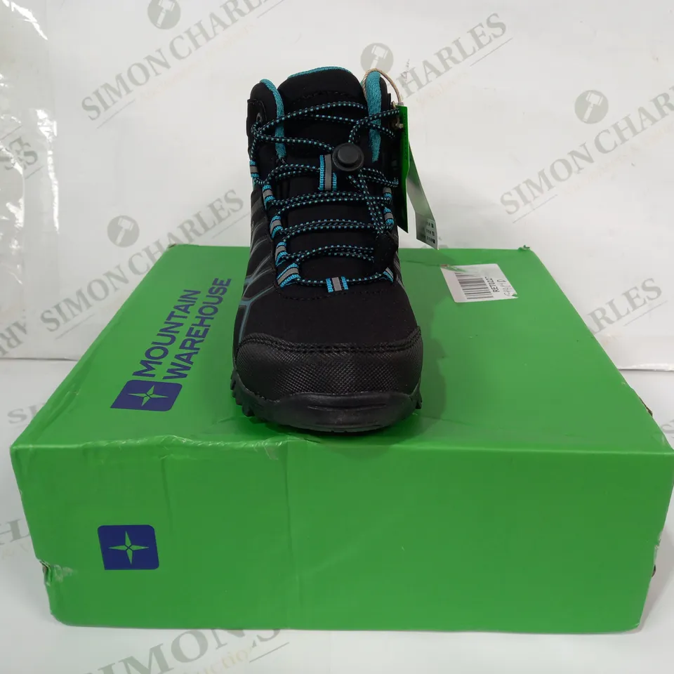 BOXED PAIR OF MOUNTAIN WAREHOUSE SOFTSHELL WATERPROOF KIDS BOOTS IN BLACK/TEAL UK SIZE 2