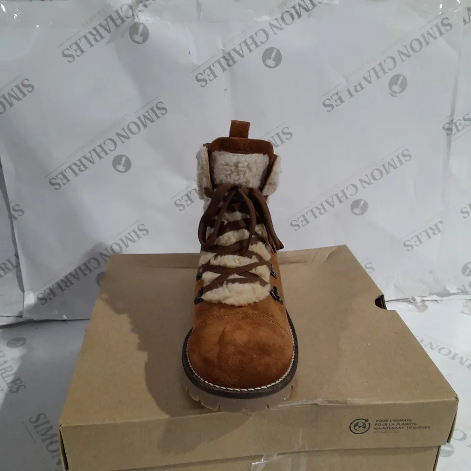 BOXED PAIR OF CLARKS LOW HEEL ANKLE BOOTS IN TAN UK SIZE 7