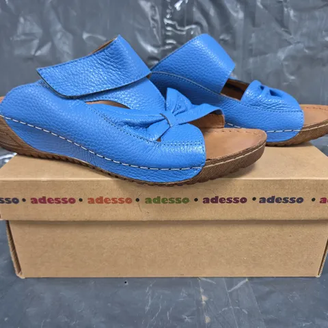 BOXED PAIR OF ADESSO OPEN TOE LOW WEDGE SANDALS IN BLUE SIZE 7
