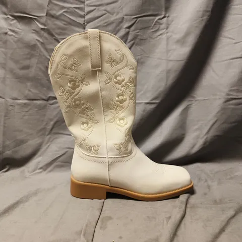 BOXED PAIR OF GLAMOROUS WIDE FIT EMBROIDERED WESTERN BOOTS IN CREAM SIZE UK 6