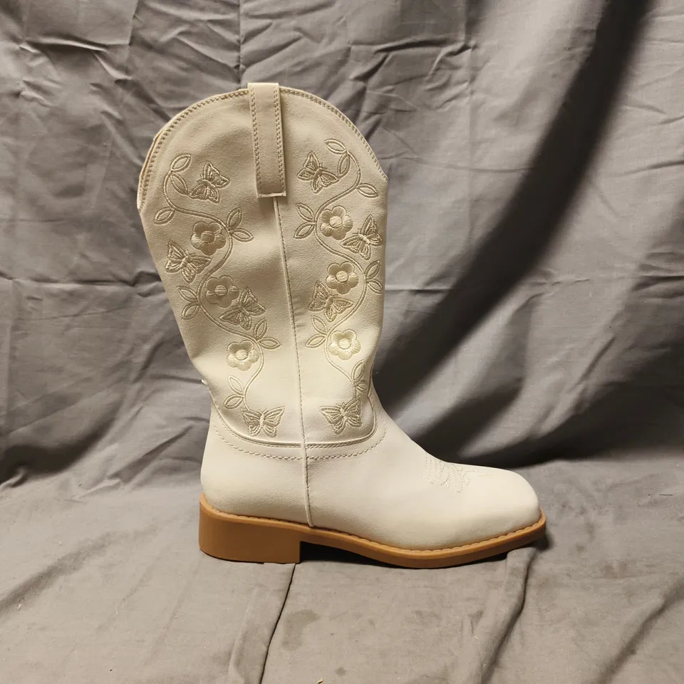 BOXED PAIR OF GLAMOROUS WIDE FIT EMBROIDERED WESTERN BOOTS IN CREAM SIZE UK 6